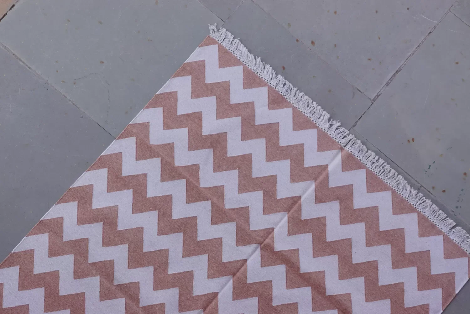 Modern Chevron Zigzag Beige Area Rug, 4x6 ft | Rugmoda - Texture Detail beige cotton dhurrie rug flatweave texture